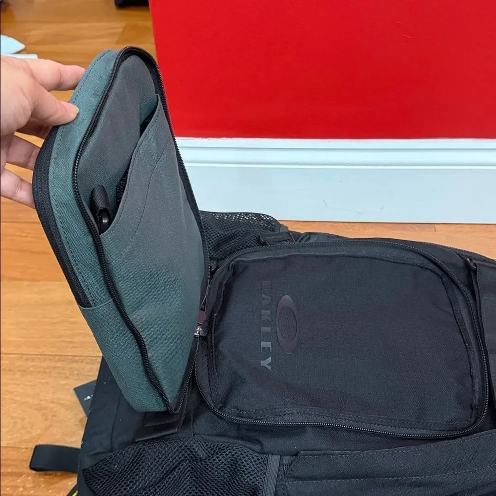 NWT Oakley Multifunctional Hydrolix Smart Backpack‎ detachable crossbody bag